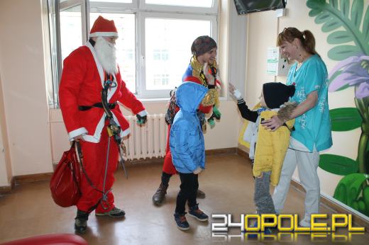  Bohaterowie z bajek weszli do małych pacjentów oknem