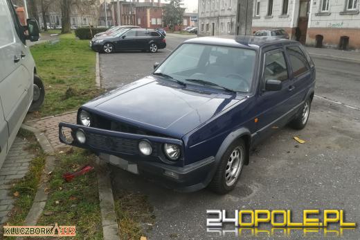 Staranował 3 pojazdy i ukrył auto. Zgubił za to tablicę rejestracyjną w pobliżu zdarzenia