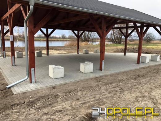 Wiata nad akwenem Malina stała tylko 3 tygodnie. Złodzieje zostawili tylko beton