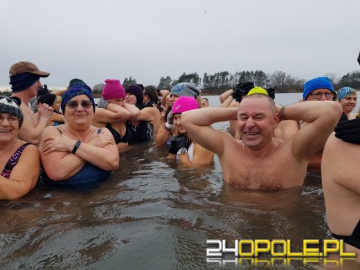 Deszcz im nie straszny. Na kąpielisku Bolko morsują tłumy