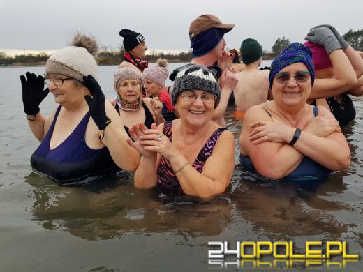 Deszcz im nie straszny. Na kąpielisku Bolko morsują tłumy