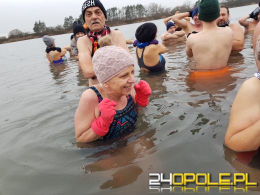 Deszcz im nie straszny. Na kąpielisku Bolko morsują tłumy