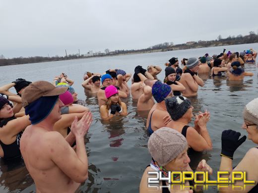 Deszcz im nie straszny. Na kąpielisku Bolko morsują tłumy