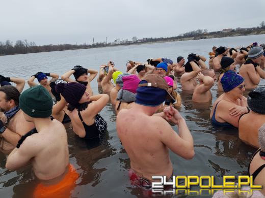 Deszcz im nie straszny. Na kąpielisku Bolko morsują tłumy