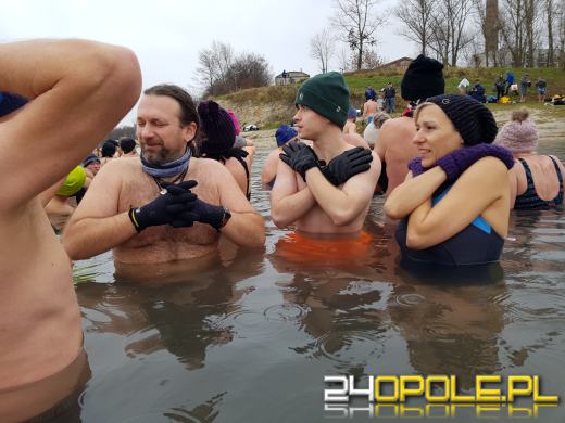 Deszcz im nie straszny. Na kąpielisku Bolko morsują tłumy