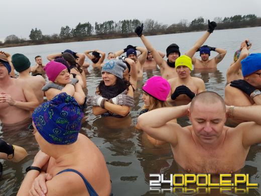 Deszcz im nie straszny. Na kąpielisku Bolko morsują tłumy