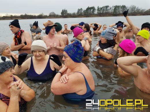 Deszcz im nie straszny. Na kąpielisku Bolko morsują tłumy