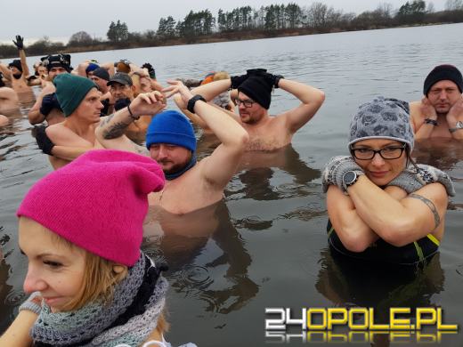 Deszcz im nie straszny. Na kąpielisku Bolko morsują tłumy
