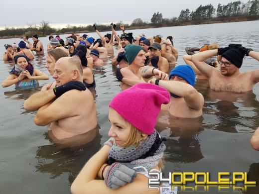 Deszcz im nie straszny. Na kąpielisku Bolko morsują tłumy
