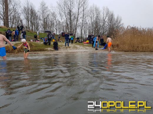 Deszcz im nie straszny. Na kąpielisku Bolko morsują tłumy