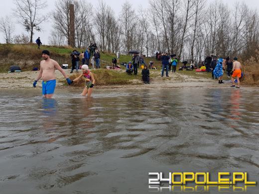 Deszcz im nie straszny. Na kąpielisku Bolko morsują tłumy