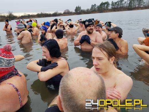 Deszcz im nie straszny. Na kąpielisku Bolko morsują tłumy