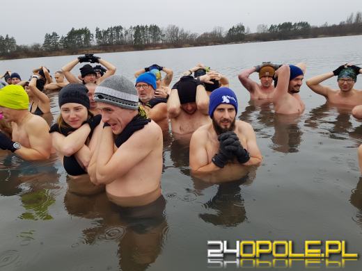 Deszcz im nie straszny. Na kąpielisku Bolko morsują tłumy