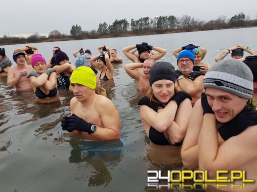 Deszcz im nie straszny. Na kąpielisku Bolko morsują tłumy