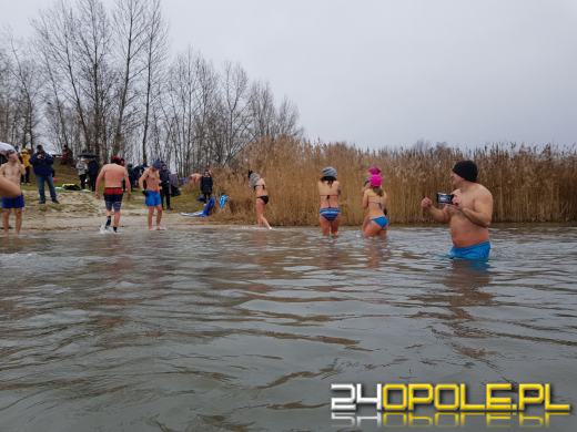 Deszcz im nie straszny. Na kąpielisku Bolko morsują tłumy