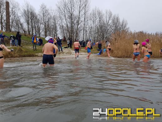 Deszcz im nie straszny. Na kąpielisku Bolko morsują tłumy