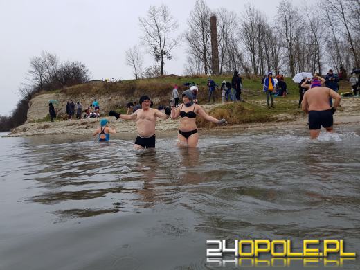 Deszcz im nie straszny. Na kąpielisku Bolko morsują tłumy