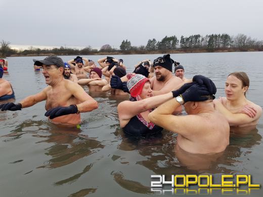 Deszcz im nie straszny. Na kąpielisku Bolko morsują tłumy