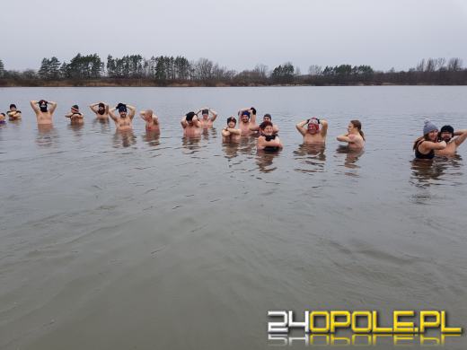 Deszcz im nie straszny. Na kąpielisku Bolko morsują tłumy