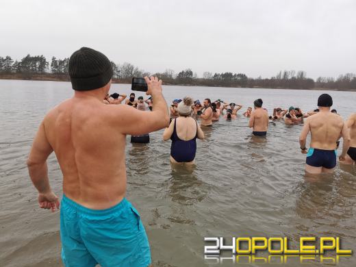 Deszcz im nie straszny. Na kąpielisku Bolko morsują tłumy
