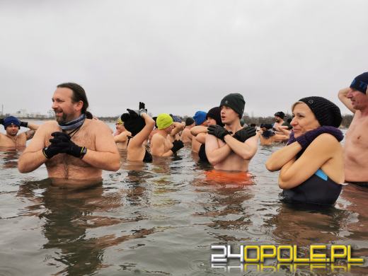 Deszcz im nie straszny. Na kąpielisku Bolko morsują tłumy