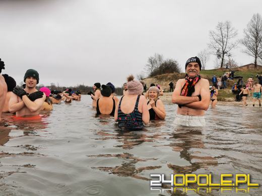 Deszcz im nie straszny. Na kąpielisku Bolko morsują tłumy