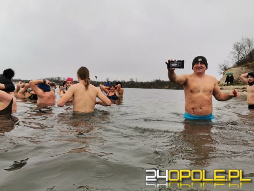 Deszcz im nie straszny. Na kąpielisku Bolko morsują tłumy