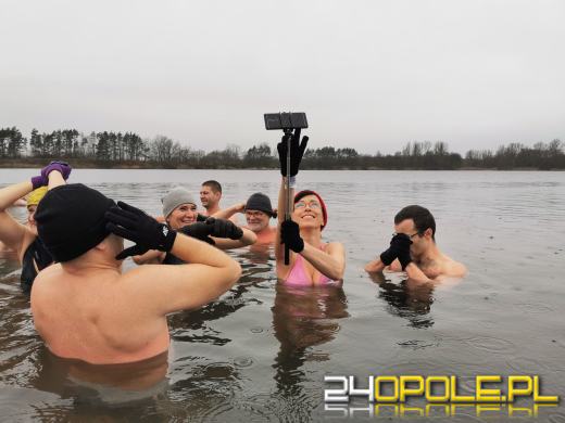 Deszcz im nie straszny. Na kąpielisku Bolko morsują tłumy