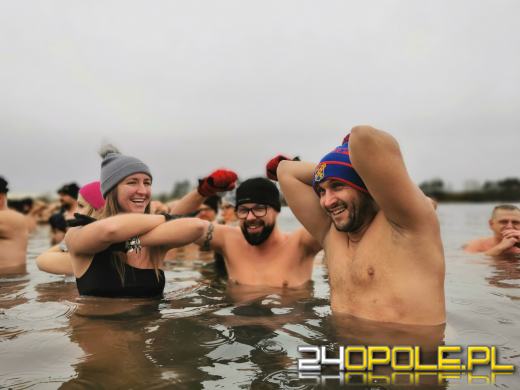 Deszcz im nie straszny. Na kąpielisku Bolko morsują tłumy