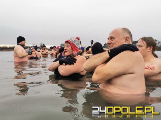 Deszcz im nie straszny. Na kąpielisku Bolko morsują tłumy