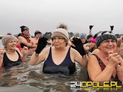 Deszcz im nie straszny. Na kąpielisku Bolko morsują tłumy