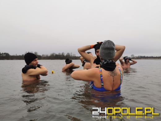 Deszcz im nie straszny. Na kąpielisku Bolko morsują tłumy