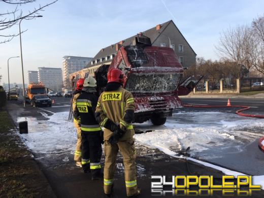Przypadkowi kierowcy gasili ciężarówkę w centrum