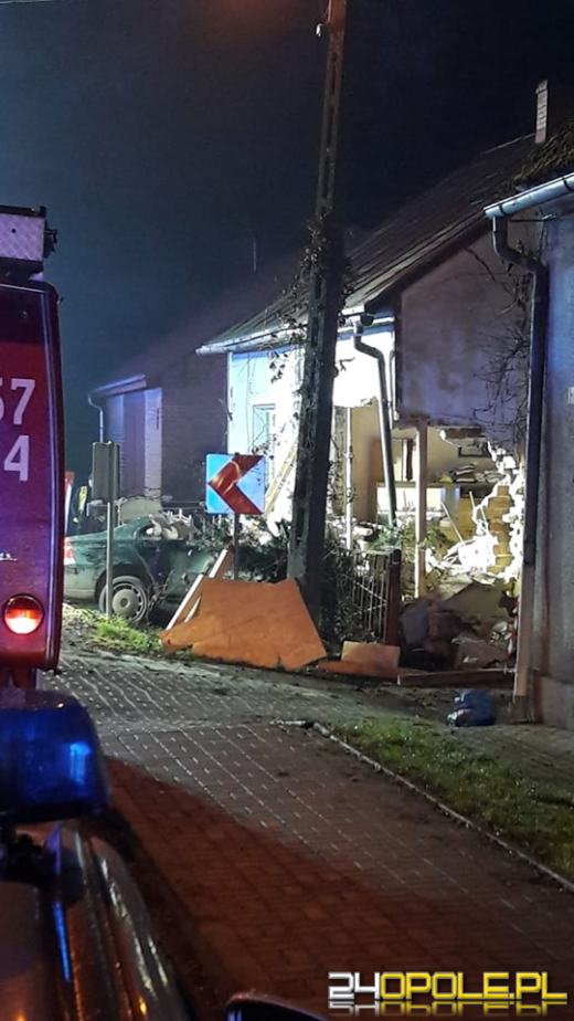 Tragiczny wypadek pod Namysłowem. Auto wjechało w dom