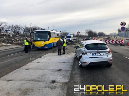 Zderzenie autobusu z osobówką na ulicy Bohaterów Monte Casino