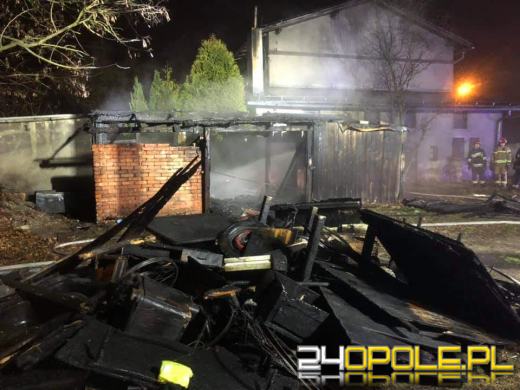 Nocna akcja strażaków w Zawadzkiem. Płonął budynek gospodarczy