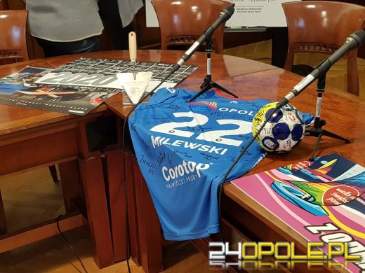 Prezydent Arkadiusz Wiśniewski przekazał dary na licytacje WOŚP