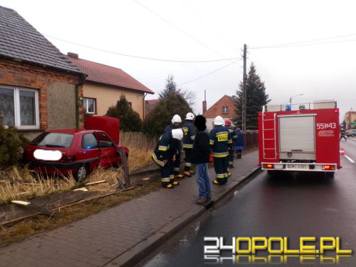 Kierujący Citroenem staranował ogrodzenie i zatrzymał się na posesji