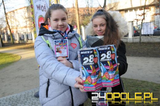 Wolontariusze z puszkami WOŚP kwestują na ulicach Opola