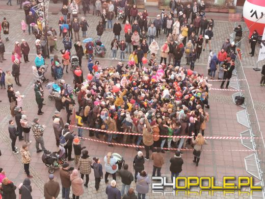 Opolanie utworzyli wielkie, żywe  serce na rynku