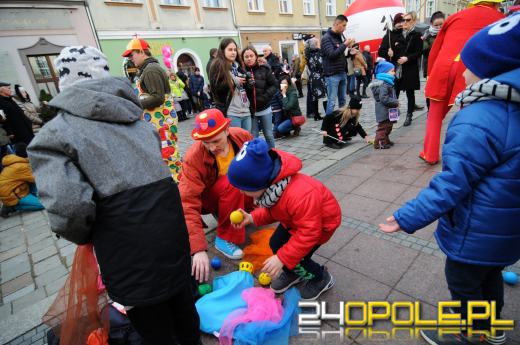 Pod opolskim ratuszem trwa zabawa pod sceną. Zakończy ją pokaz laserowy
