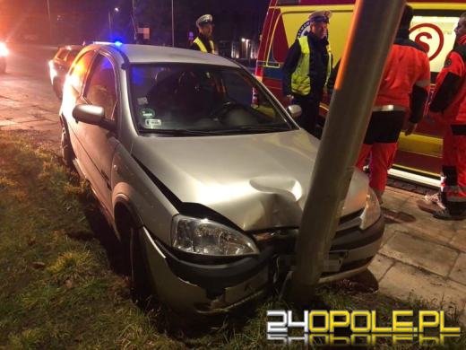 Samochód wjechał w latarnię. Ranna pasażerka