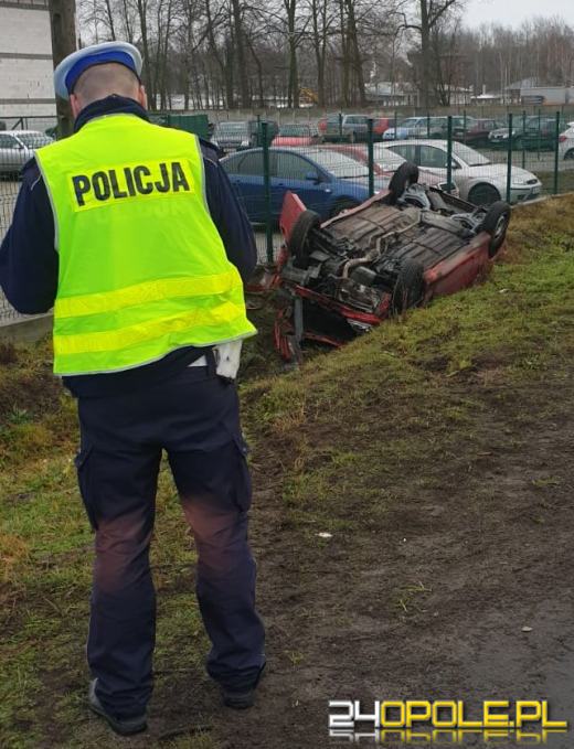 W Zieleńcu dachowało auto osobowe. Kobieta jechała z dwójką dzieci