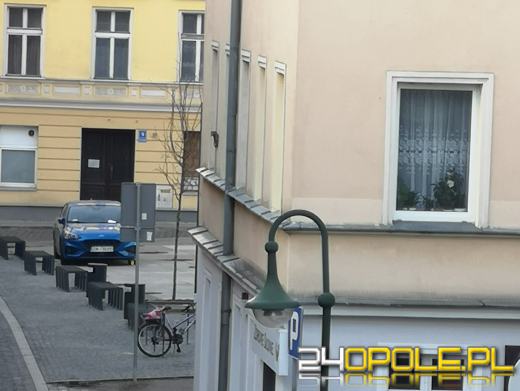 Mieszkańcy skarżą się na parkujących niezgodnie z przepisami na placu św. Sebastiana