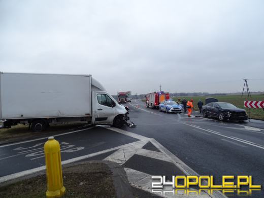 Niebezpiecznie na drogach. W Brzegu bus zderzył się z osobówką