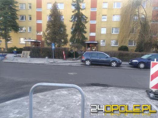 Koniec z parkowaniem na chodnikach na ulicy Szarych Szeregów w Opolu