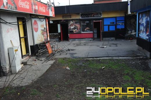 Runęły pamiętne czworaki przy dawnym PKS