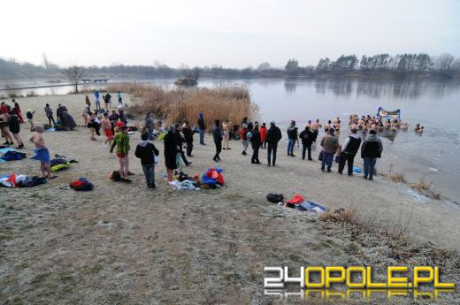 Musieli skuwać lód by wejść do wody...i na to czekali!