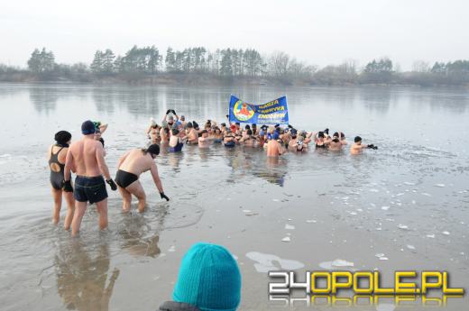Musieli skuwać lód by wejść do wody...i na to czekali!