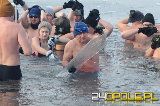 Musieli skuwać lód by wejść do wody...i na to czekali!